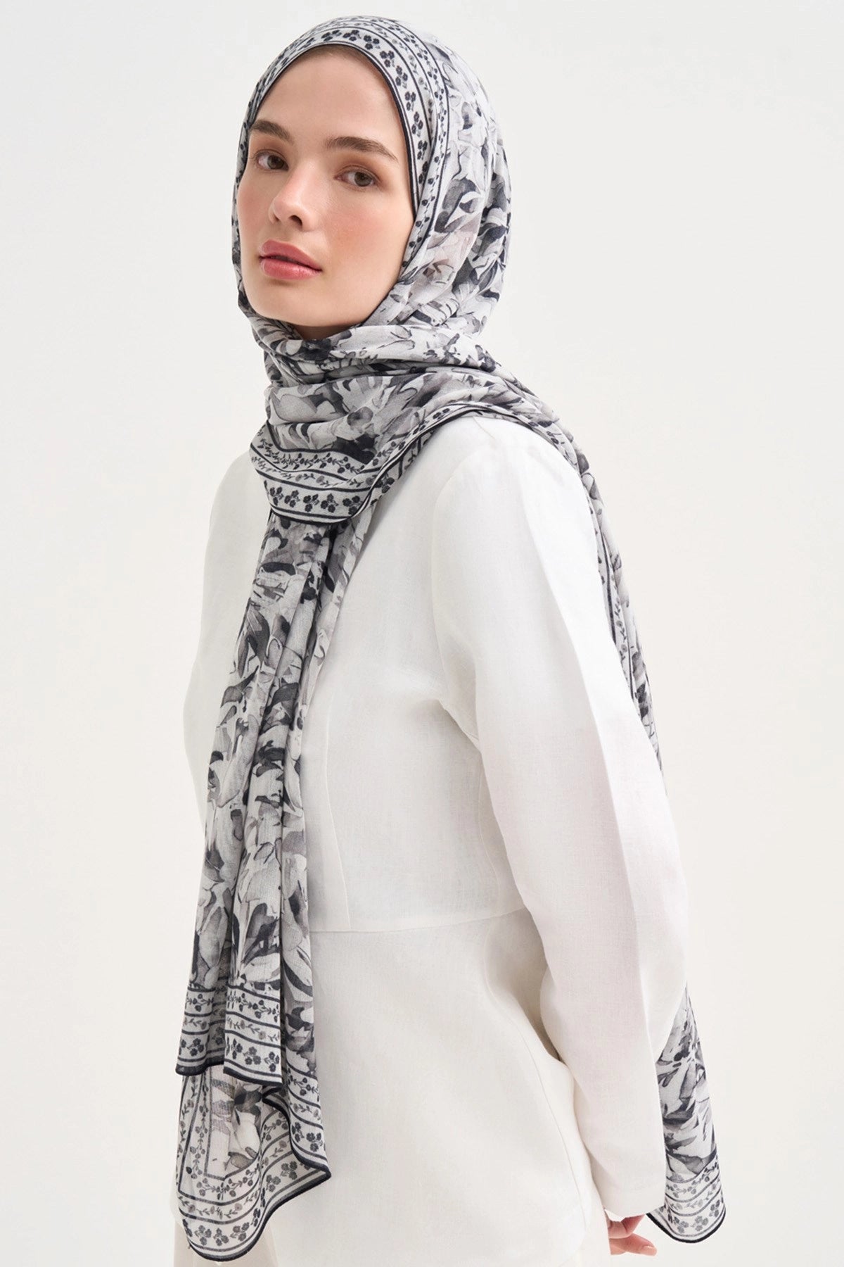 Lavena Aria Viscose Scarf – Black