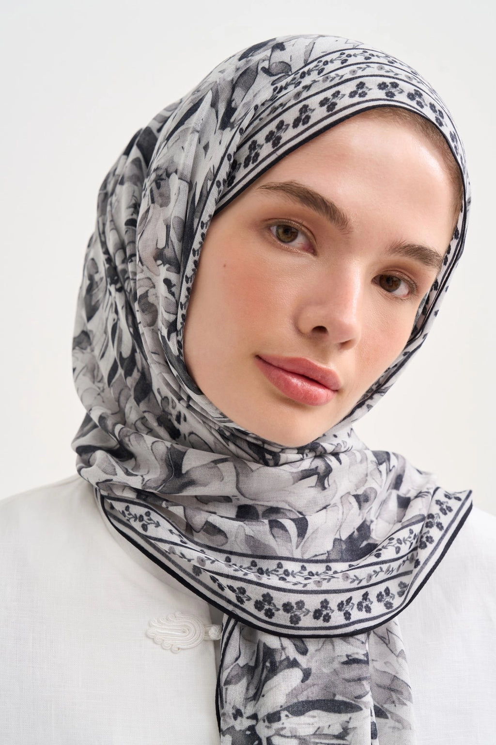 Lavena Aria Viscose Scarf – Black