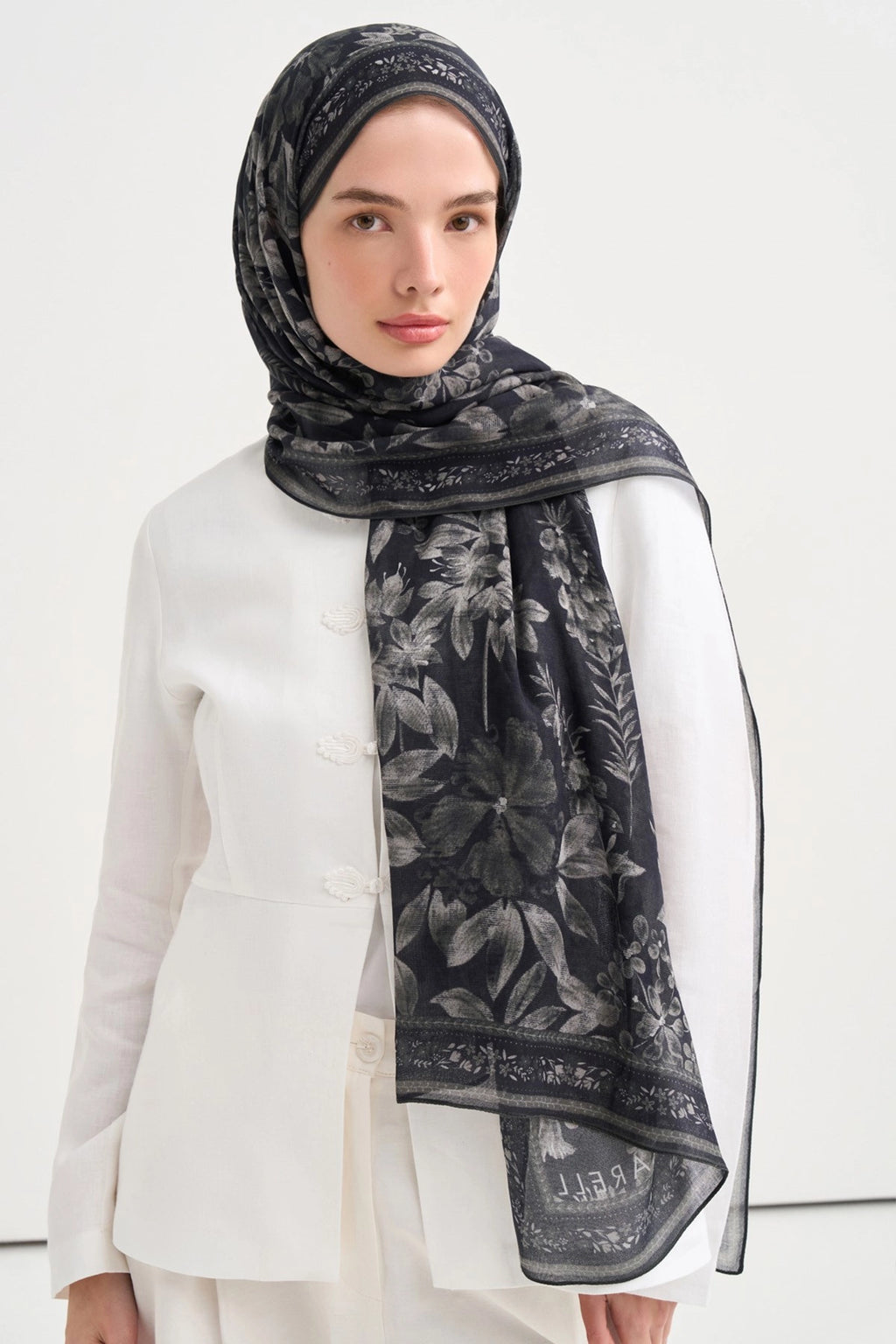 Solene Aria Viscose Scarf – Black