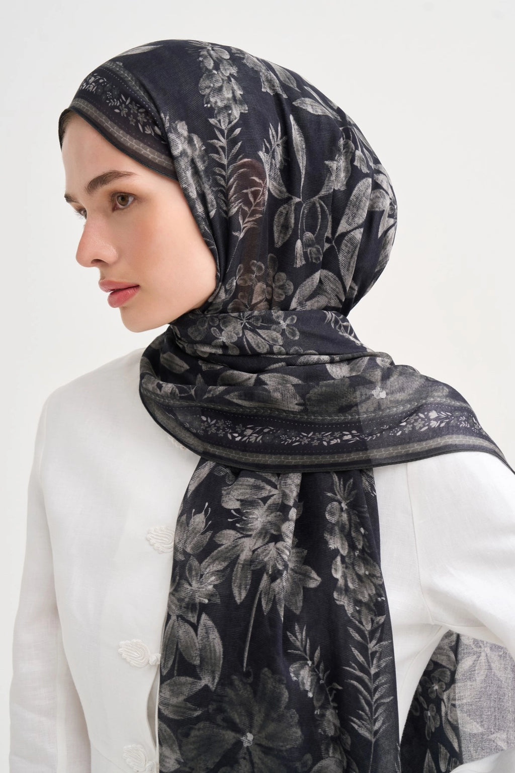 Solene Aria Viscose Scarf – Black
