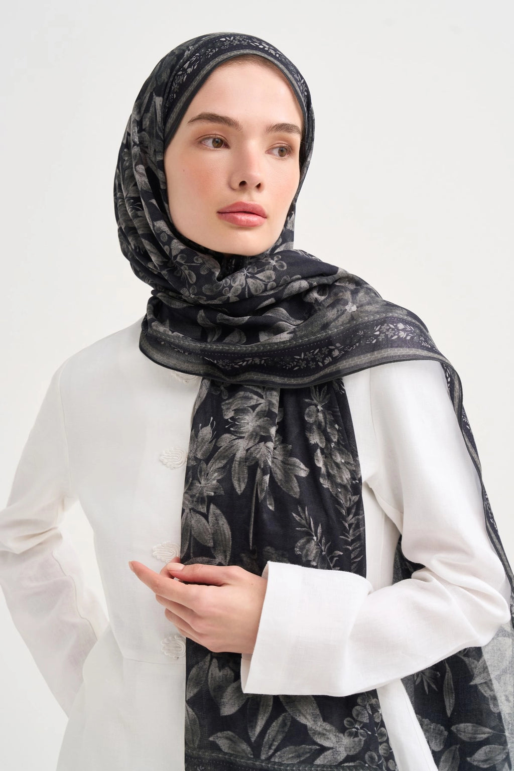 Solene Aria Viscose Scarf – Black