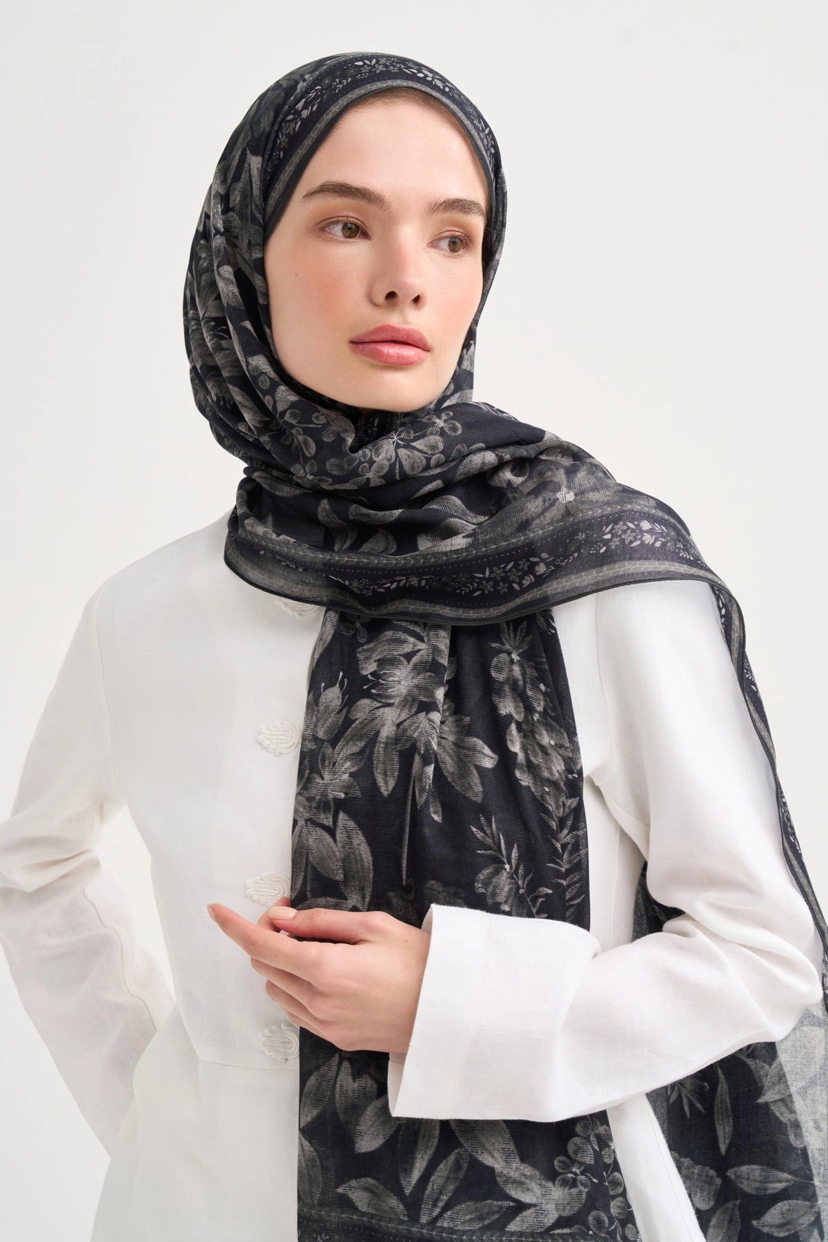 Solene Aria Viscose Scarf – Black